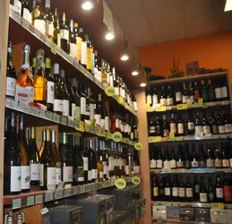 458-biocoop-auriol-bioestella-magasin-bio-vin-cave-local-rouge-blanc.webp